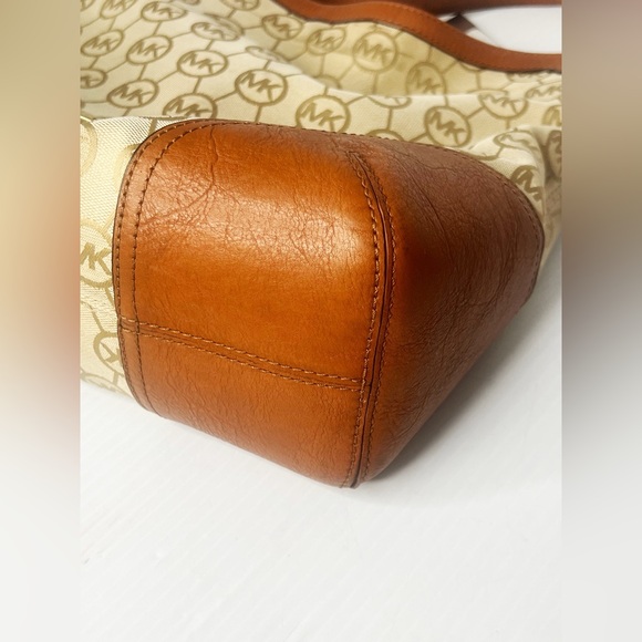 💕Authentic💕 Michael Kors Millbrook Large Shoulder Bag - Picture 6 of 9